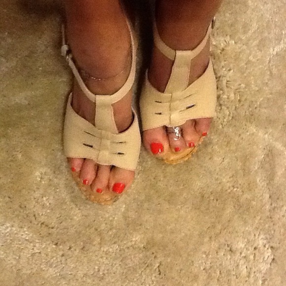 Born Rebecka Cream, Floral print wedge heels. - Picture 3 of 9